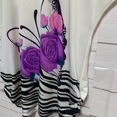 蝶々柄　花柄デザイン　ロングTシャツ　Lの画像