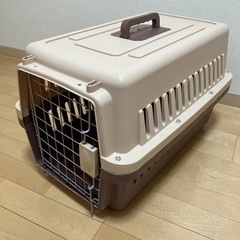 犬、猫用、運べるゲージ35×58センチ　ベージュと茶のツートンカラー