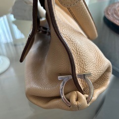 フェラガモのショルダーバッグの画像