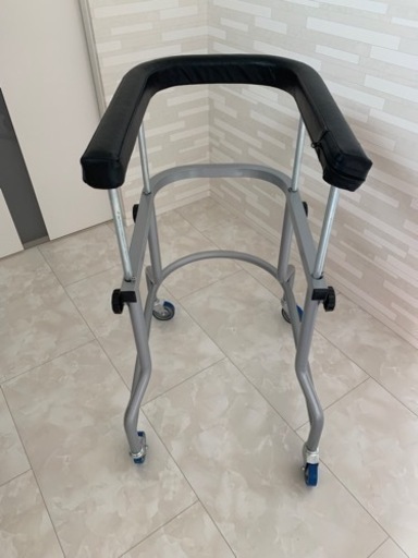 値下げしました。高齢者にいかがですか歩行器