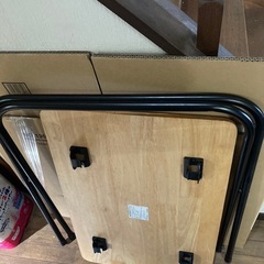 簡単に組み立てられるテーブルの画像