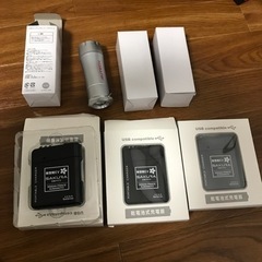 ライトと乾電池式充電器、各3つ