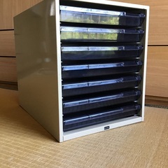 書類収納ケース　外はスチール　引き出しはプラスチックの画像