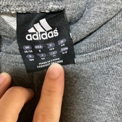 adidasパーカーの画像