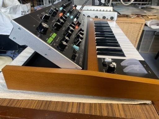 behringer POLY D アナログシンセサイザー　ベリンガー