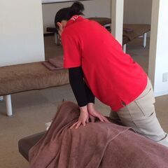 スタッフ大募集！全身の筋肉をほぐし、お客様を元気にするお仕事です！  お客様のご要望をお伺いし、楽しく会話しながら、心身ともに癒しを提供する為、施術を担当します。  店内外の清掃や洗濯など、施術外業務もして頂きます - 地元のお店