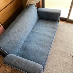 ブルーソファです。
