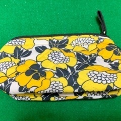 黄色い花柄ポーチの画像