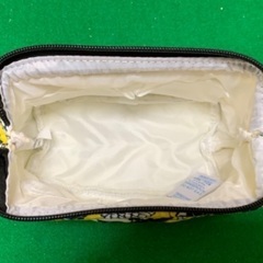 黄色い花柄ポーチの画像