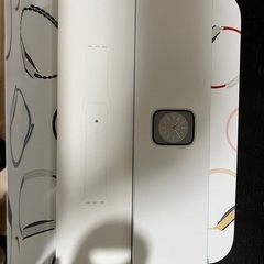 Apple Watch Series 8 GPSモデル、45mmケース シルバーアルミニウムケースとホワイトスポーツバンド レギュラーを組み合わせたスマートウォッチの画像