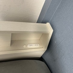 枕元にライト機能・コンセントがある物になります。の画像