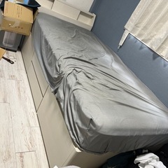 枕元にライト機能・コンセントがある物になります。