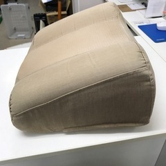 O2309-717 クッション シミ汚れ有り 現状渡しの画像