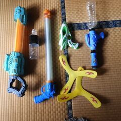 ダイソーの水鉄砲（300円以上のもあります）とブーメラン２つ