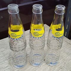 リボンオレンジ空き瓶２５本（うち３本は底割れあり）＋箱の画像