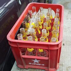 リボンオレンジ空き瓶２５本（うち３本は底割れあり）＋箱の画像