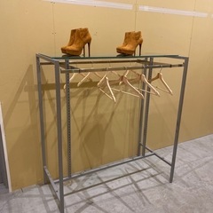 アパレル店舗什器　ガラス棚付きハンガーラックの画像