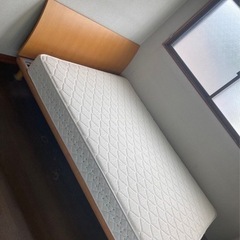 ダブルベッド　マットレス付き