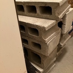 コンクリートブロックとレンガ