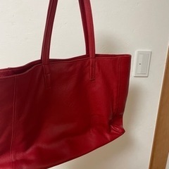 赤い本革かばんの画像