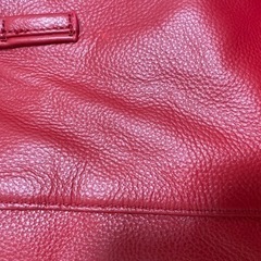 赤い本革かばんの画像