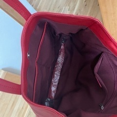 赤い本革かばんの画像