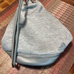 アディダスの巾着リュックの画像