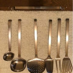 値下げ！フィスラー ステンレス製 パスタ鍋、小鍋、フライパン、おたまやフライ返しなどの小物付きのセットの画像