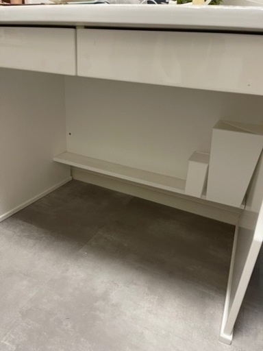 ゲリラセット価格8000円です！机　白と座りやすい椅子セット