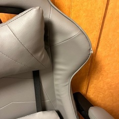 リクライニングゲーミングチェアの画像