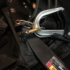 フルハーネス、ハンマー、番線カッター付き