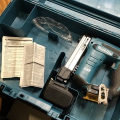 マキタ充電式タッカ　ST420DZK 　14.4Vの画像