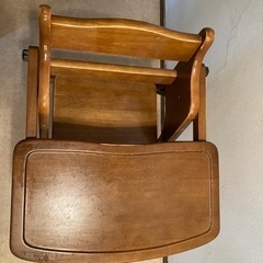 テーブルつき子ども椅子の画像