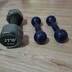 月初め価格。まとめ買いお値引きします。鉄アレイ6キロ、2キロ２本。