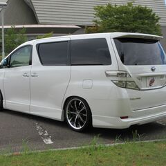 【自社ローン】トヨタ ヴェルファイア 2.4 X  パールホワイトで人気色のミニバン、20インチアルミホイール＆ローダウンでカスタム済み♫室内も広々♫ お出かけしませんか？★保証人なしOK★車両頭金なしOK★の画像