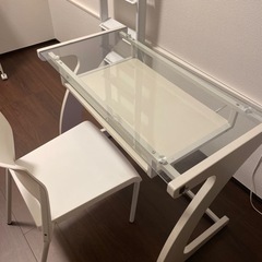 ニトリ　ガラストップのPCデスク