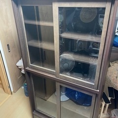 ニトリガラス引戸付き本棚の画像