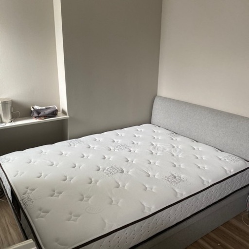 クイーンサイズ　ベッドフレーム　マットレス