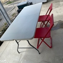 屋外用テーブル1つ、椅子2つ折りたたみです