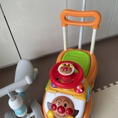 子供三輪車とアンパンマン車