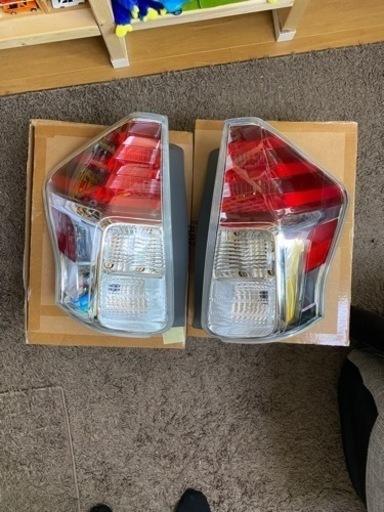 プリウスα 後期純正テールランプ左右セット