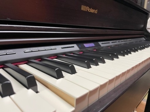 配送可能、中古美品Roland 電子ピアノ　2016年製HP605 高低自在椅子付き