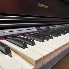 配送可能、中古美品Roland 電子ピアノ　2016年製HP605 高低自在椅子付きの画像