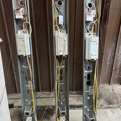 蛍光灯のソケット(ジャンク)3個とカバー1個の画像