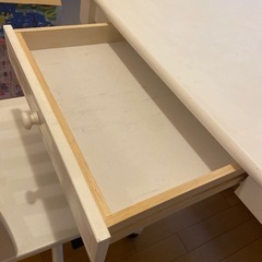 勉強机と椅子の画像