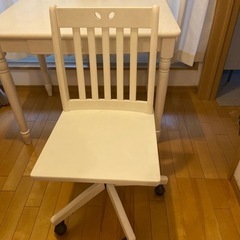 勉強机と椅子の画像
