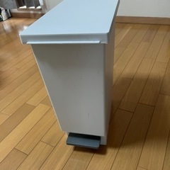ニトリ　スリムペダルペール20L