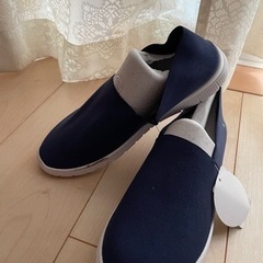 ⭐︎【新品】紺色スニーカー L２４㎝ぐらい　かかと踏める