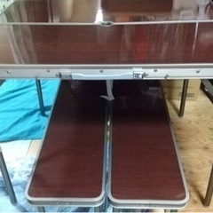 キャンプ用机と椅子の画像