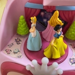 プリンセス　室内　車乗り物の画像